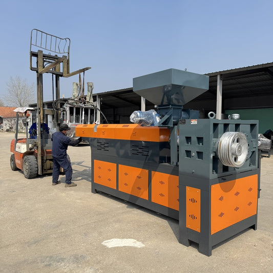 Pulverized material granulator with single screw feeder