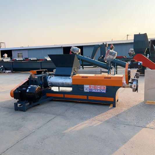 Pulverized material granulator with single screw feeder