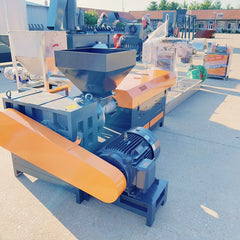 Pulverized material granulator with single screw feeder