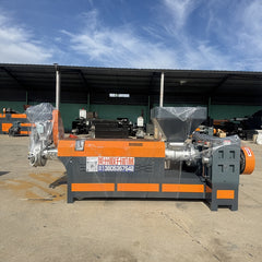 Pulverized material granulator with single screw feeder
