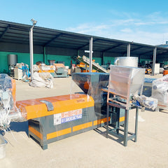 Pulverized material granulator with single screw feeder