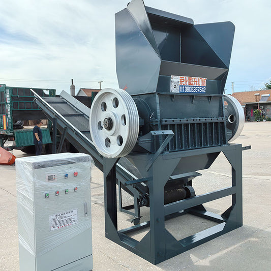 Plastic shredder with conveyor belt