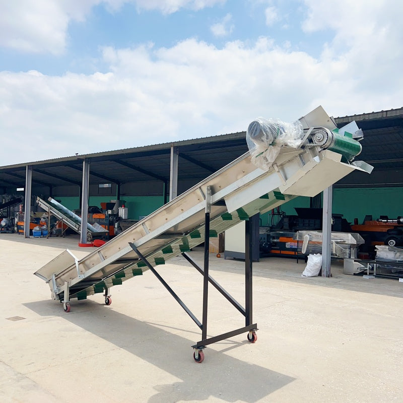 Pulverized material granulator with single screw feeder 