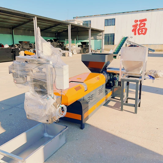 Pulverized material granulator with single screw feeder 