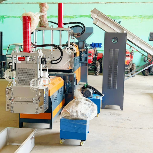 Pulverized material granulator with single screw feeder 