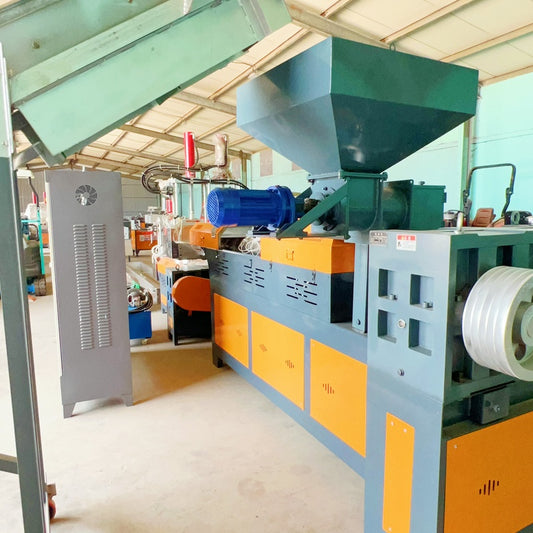 Pulverized material granulator with single screw feeder 