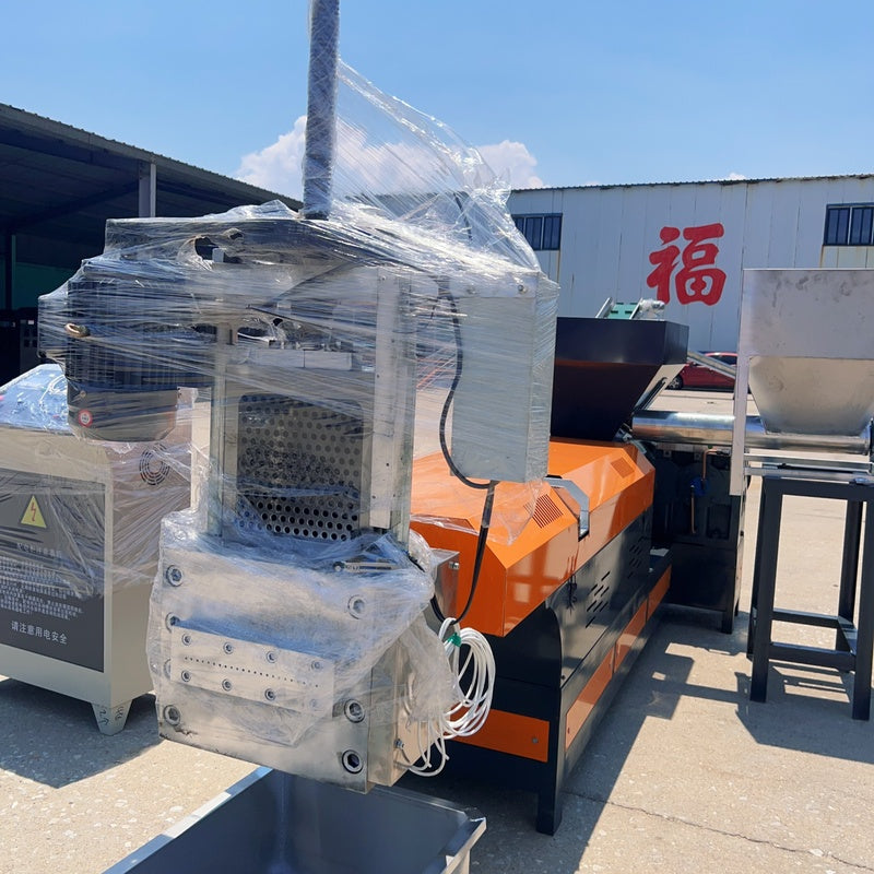 Pulverized material granulator with single screw feeder 