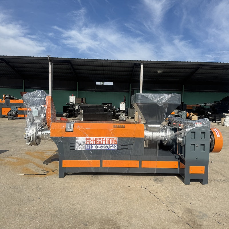 Pulverized material granulator with single screw feeder 