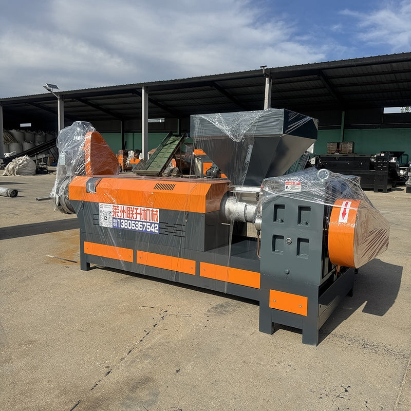 Pulverized material granulator with single screw feeder 