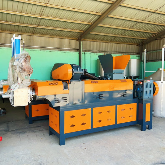 Pulverized material granulator with single screw feeder 