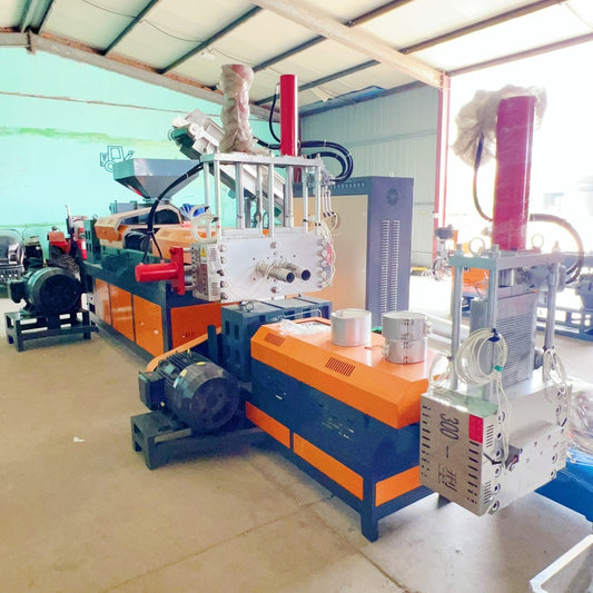 Pulverized material granulator with single screw feeder 