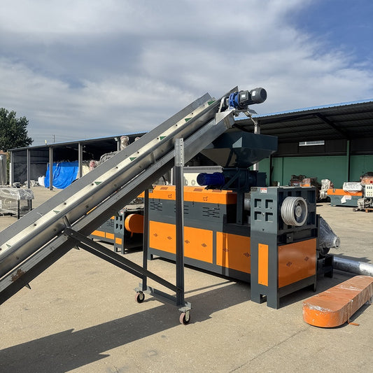 Pulverized material granulator with single screw feeder 