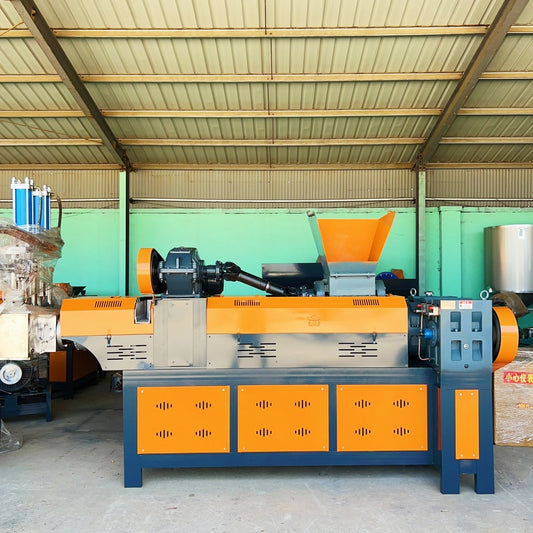 Pulverized material granulator with single screw feeder 