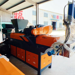Pulverized material granulator with single screw feeder 