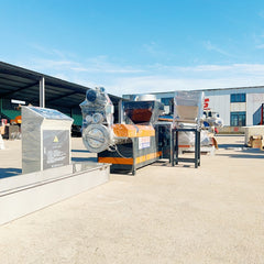 Pulverized material granulator with single screw feeder 