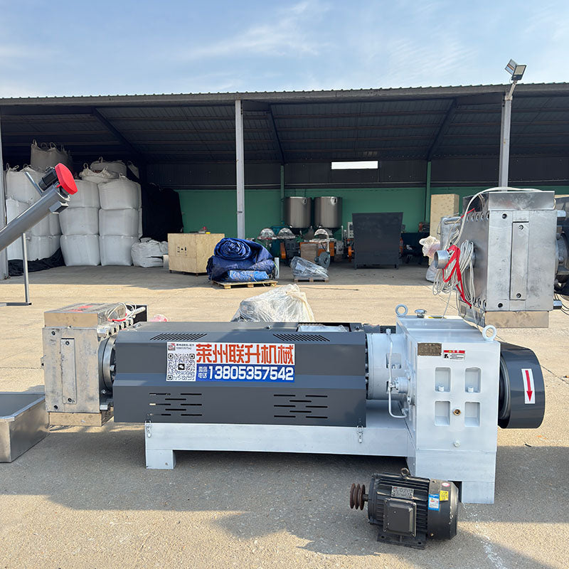 Pulverized material granulator with single screw feeder